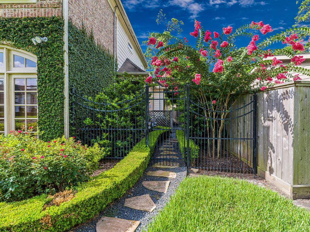 Houston, TX 77024,110 Sandalwood DR