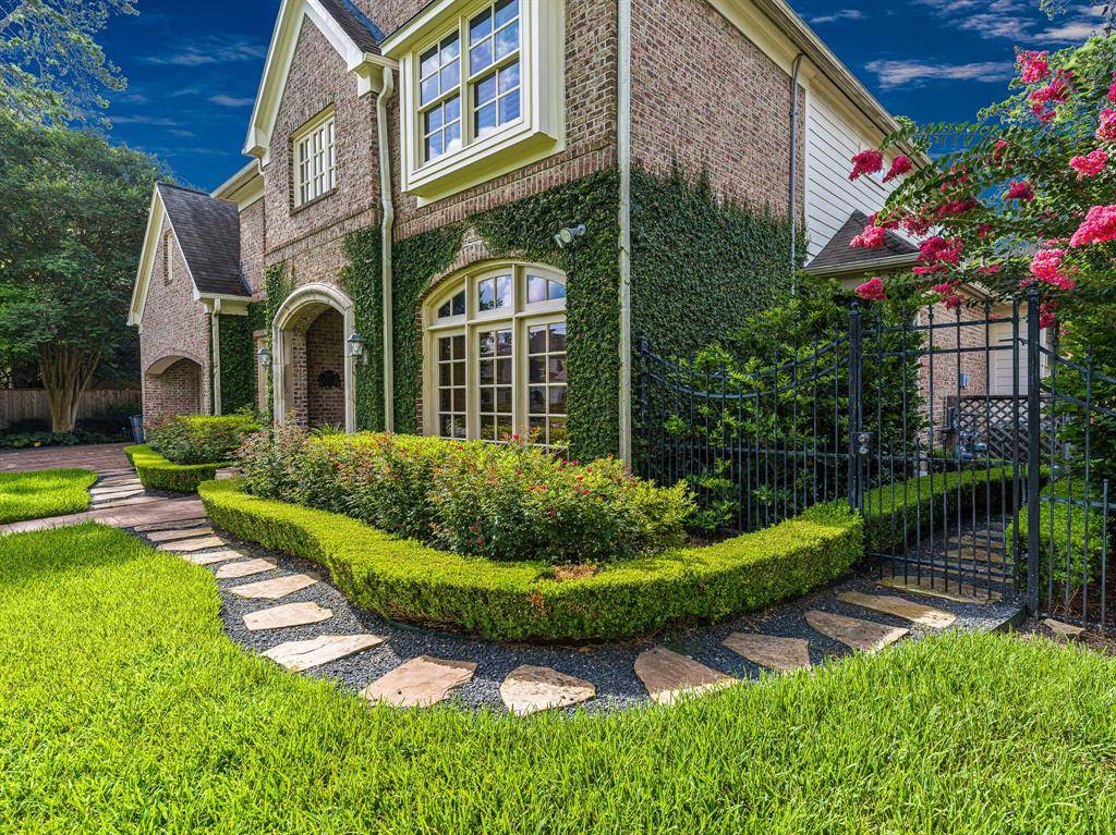 Houston, TX 77024,110 Sandalwood DR