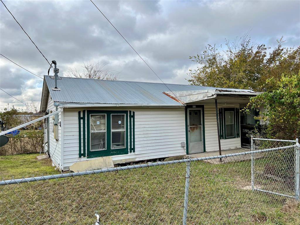 Giddings, TX 78942,808 W Boundary ST