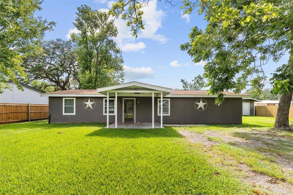 Highlands, TX 77562,109 Cedar ST