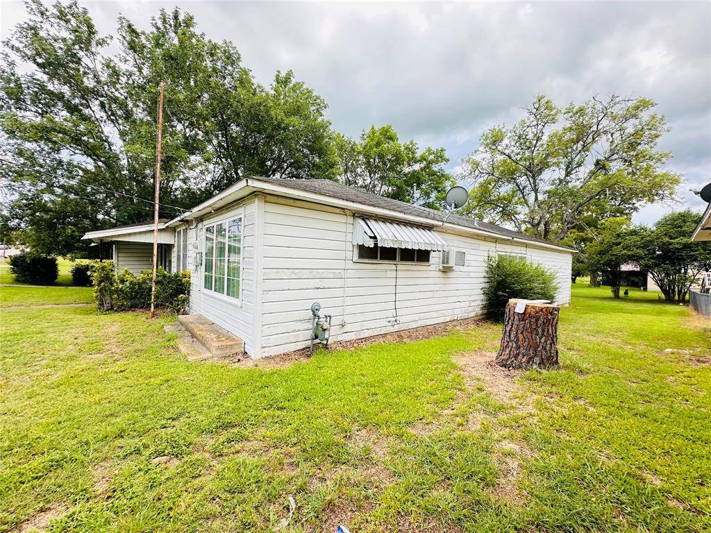 Yoakum, TX 77995,412 Poth ST