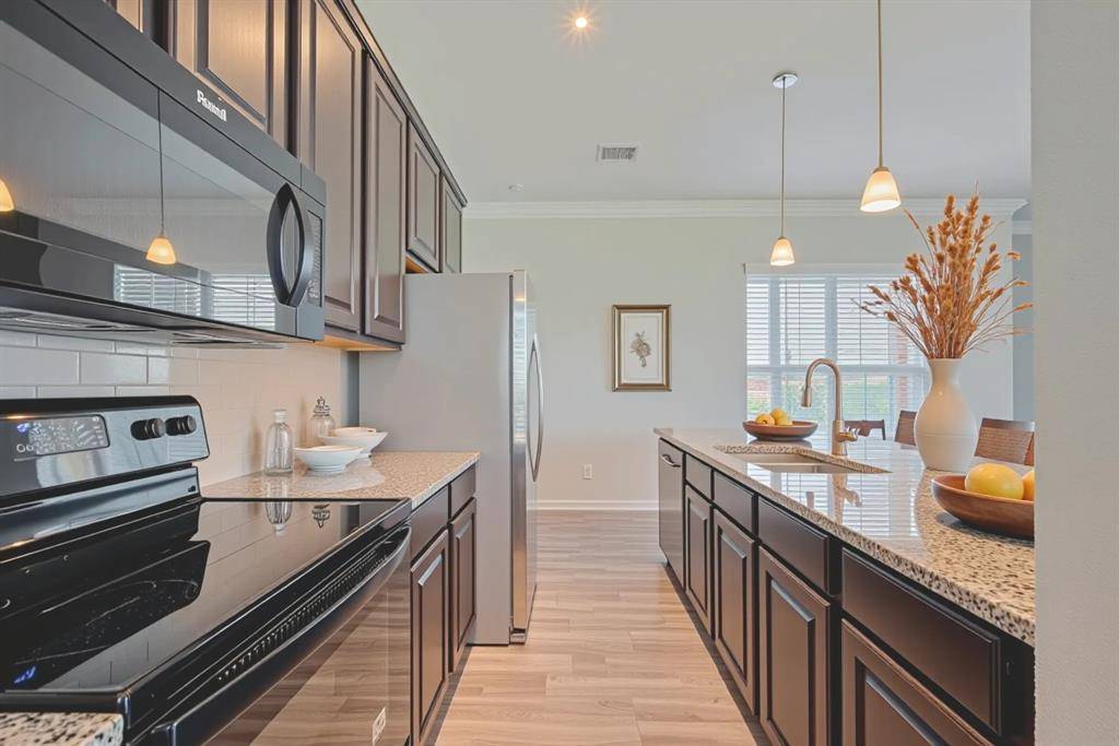 Rosharon, TX 77583,915 Lakeland CIR