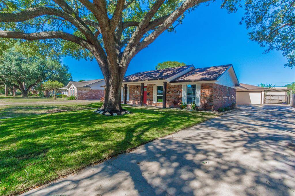 Alvin, TX 77511,611 Briarwilde CT