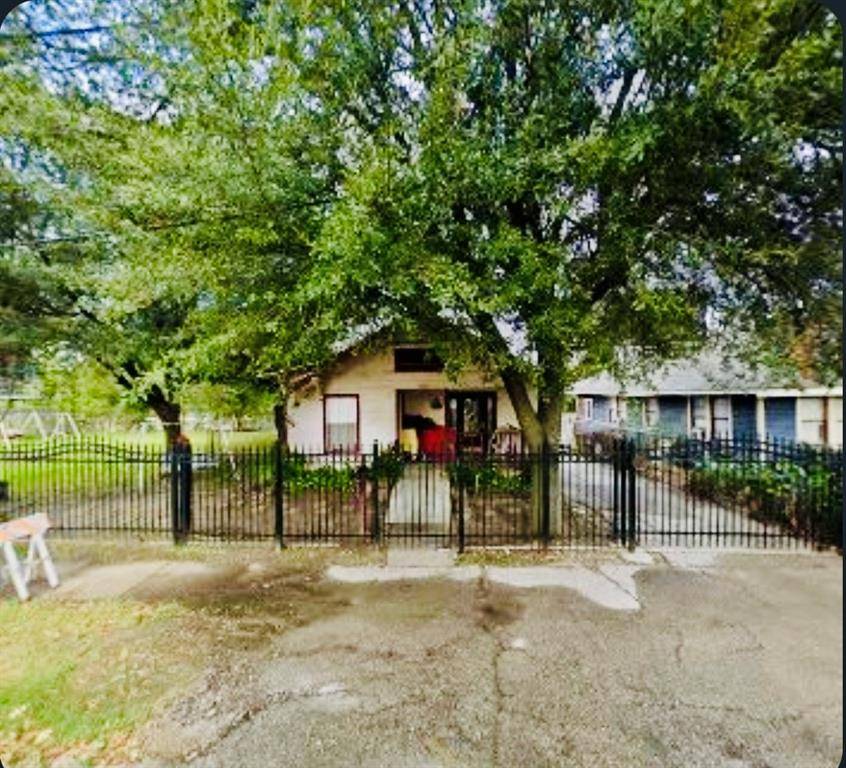 Houston, TX 77009,109 Carl ST