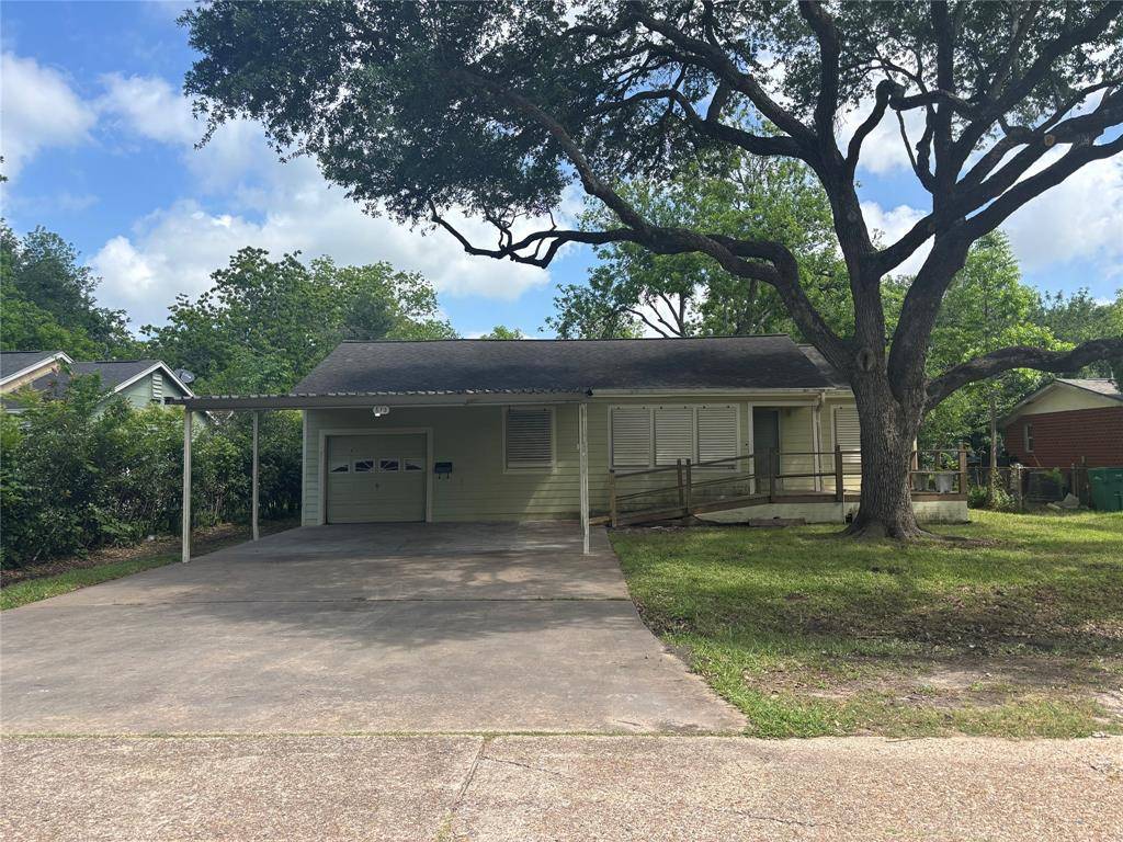 La Marque, TX 77568,612 Honeysuckle DR