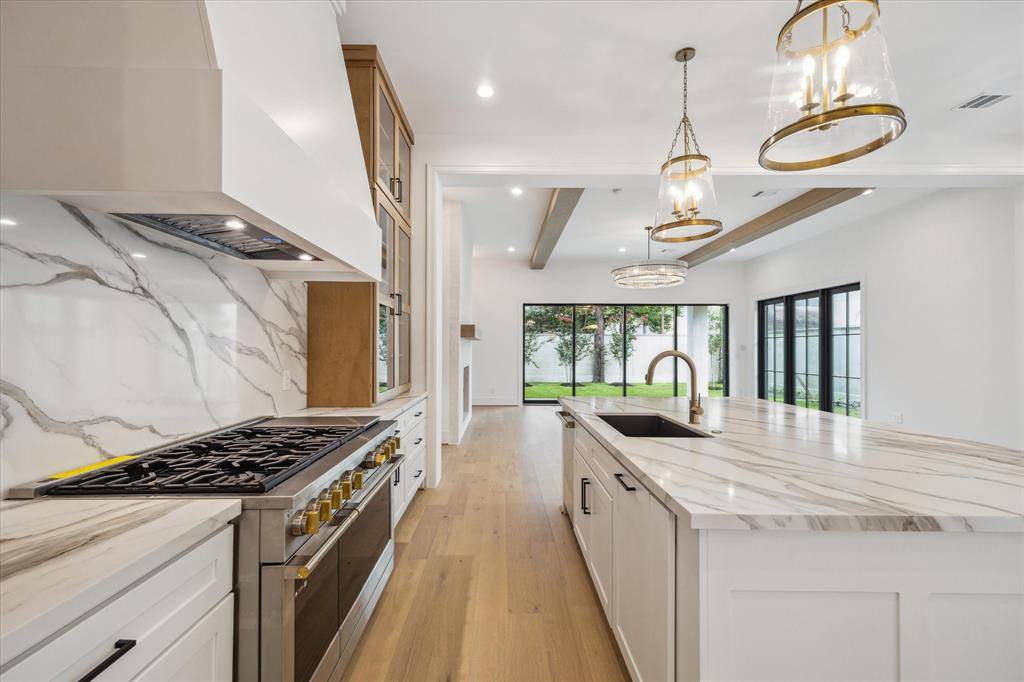 Houston, TX 77027,3018 Mid LN