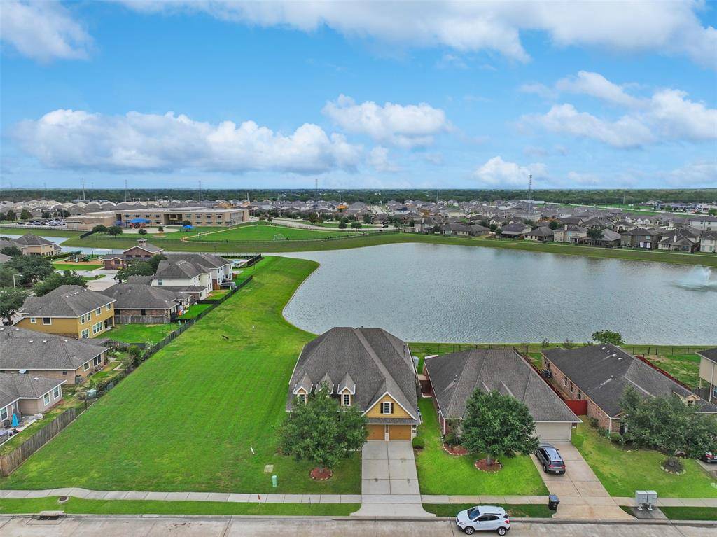 Alvin, TX 77511,320 Lake Line DR