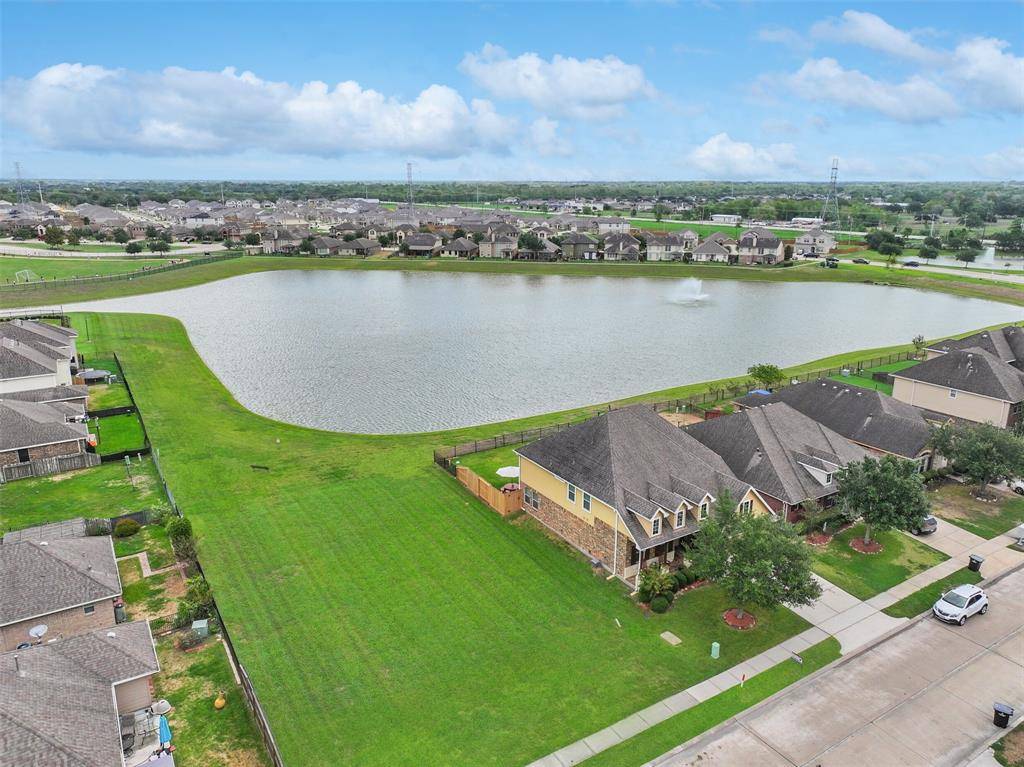 Alvin, TX 77511,320 Lake Line DR