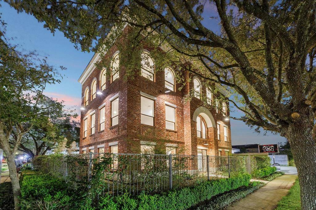 Houston, TX 77008,128 W 17th ST