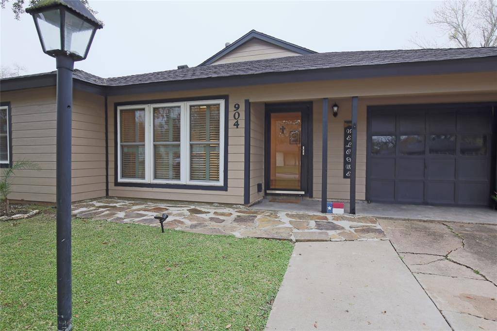 Angleton, TX 77515,904 Southampton ST