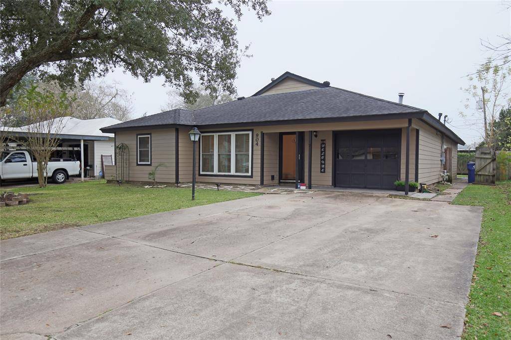 Angleton, TX 77515,904 Southampton ST