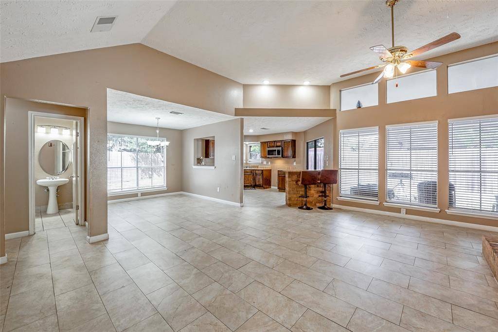 Highlands, TX 77562,338 Brompton CT