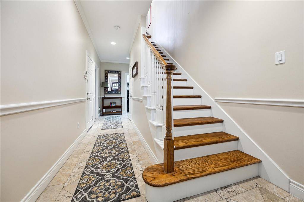 Houston, TX 77006,190 Oak Place DR