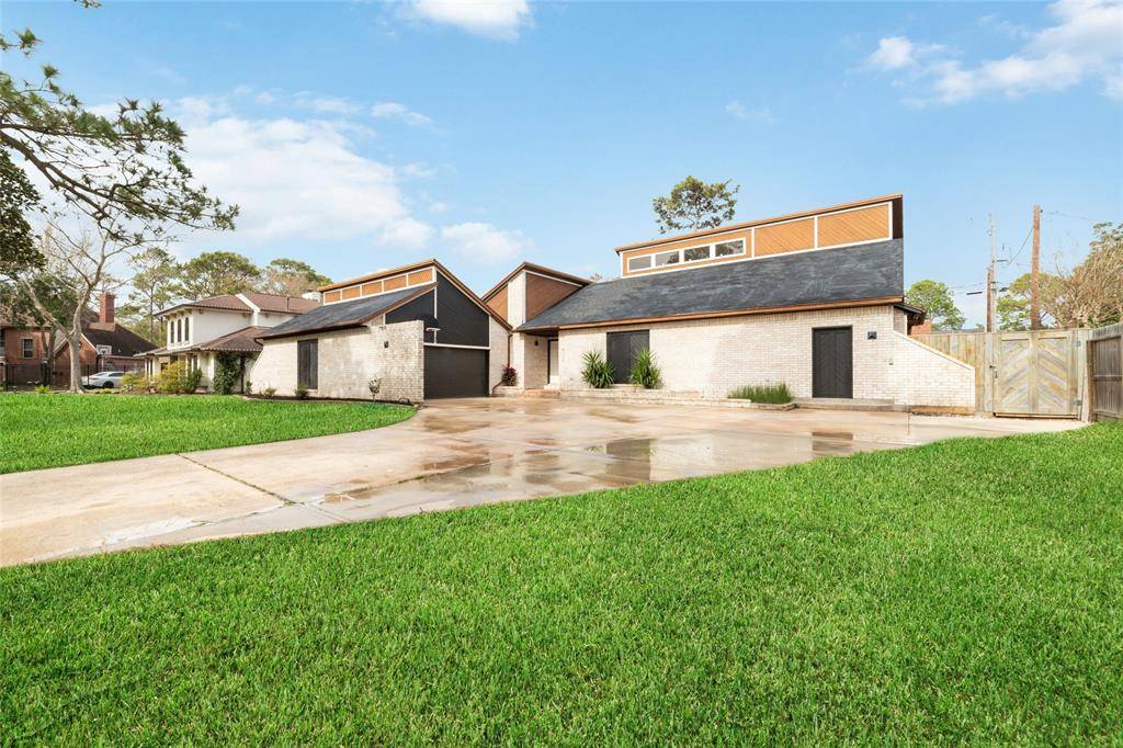 Dickinson, TX 77539,700 Bayou Crest CIR