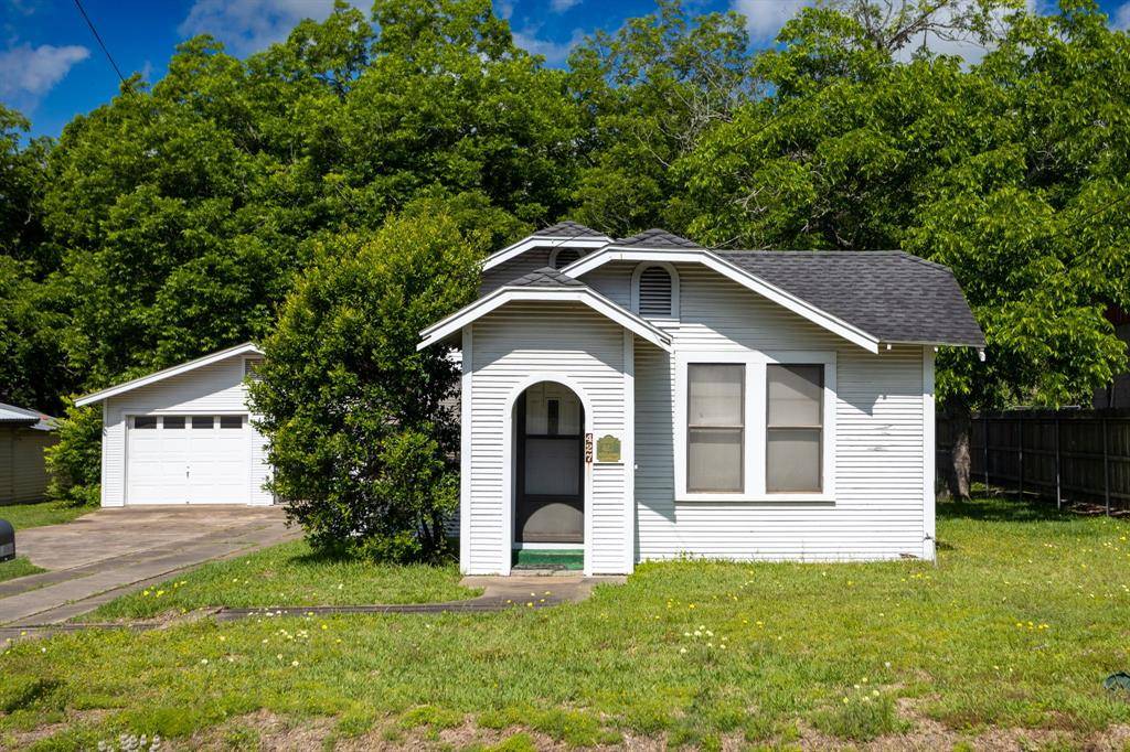 Hallettsville, TX 77964,427 N Texana ST