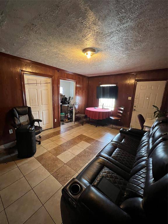Houston, TX 77033,7302 Forrestal ST