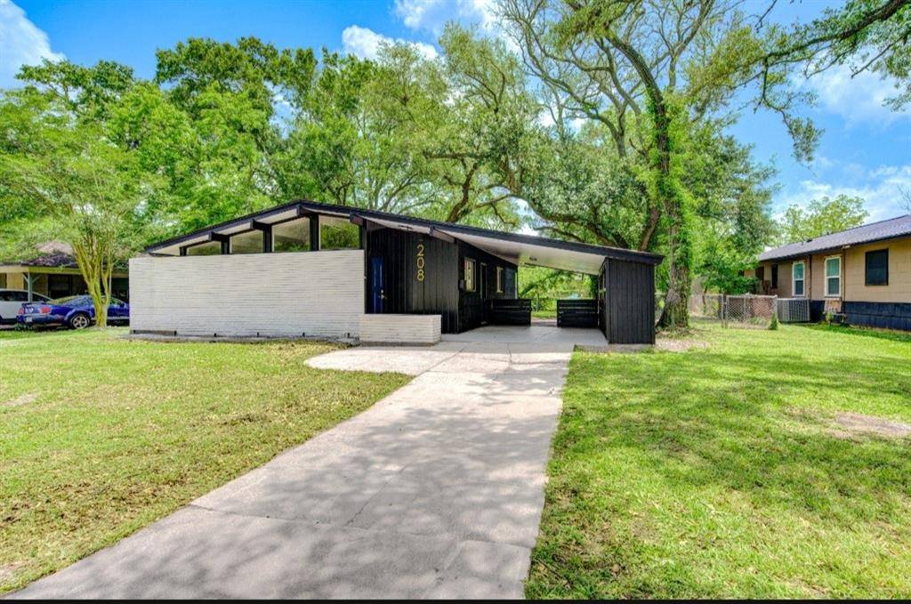 Lake Jackson, TX 77566,208 Palm LN