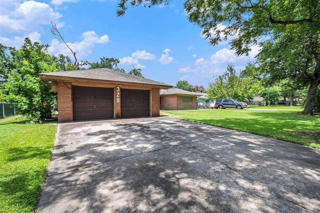Baytown, TX 77520,320 Burnett DR