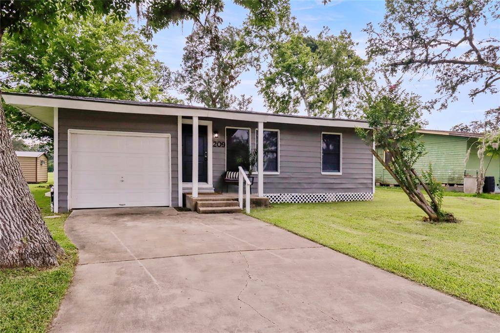 Lake Jackson, TX 77566,209 Center Way ST