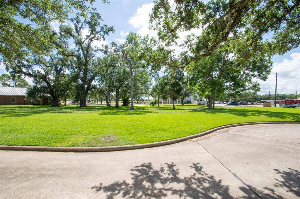 Lake Jackson, TX 77566,5 West Way CT