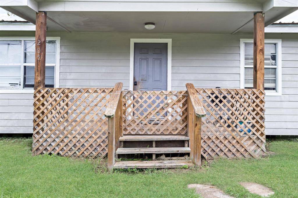 Winnie, TX 77665,205 E Pine