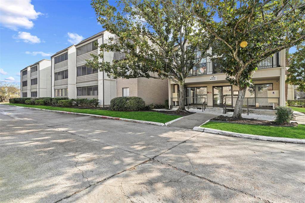 Houston, TX 77042,3025 Walnut Bend LN #35