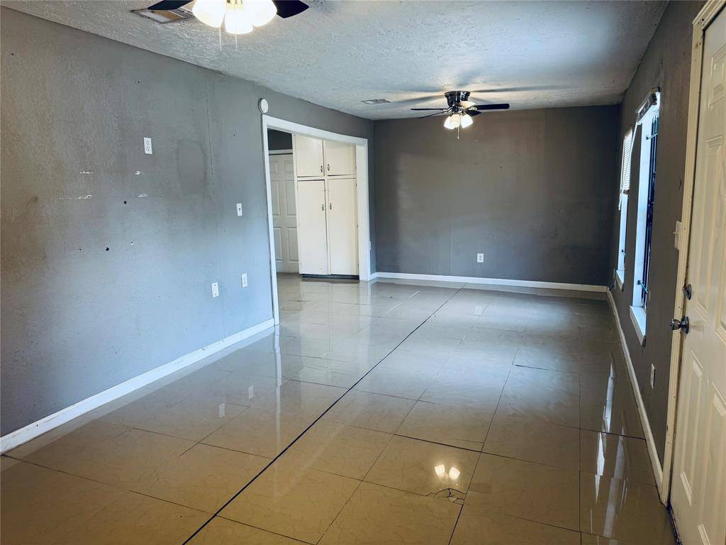 Houston, TX 77033,5962 Van Fleet ST