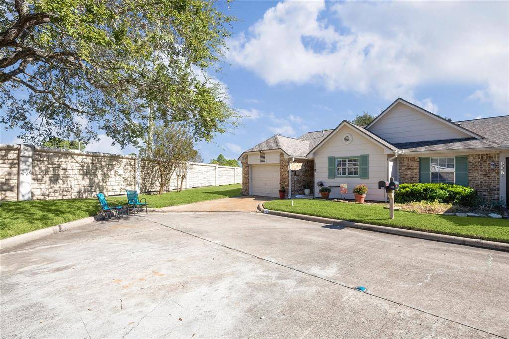 Pearland, TX 77584,603 E Country Grove CIR