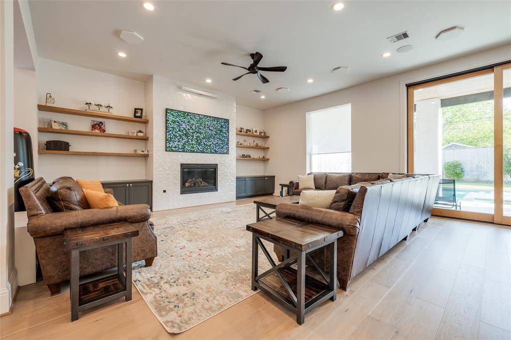 Houston, TX 77018,907 W 43rd ST