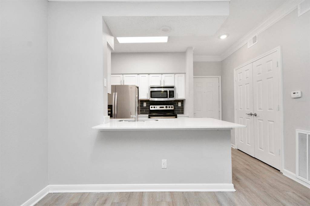 Houston, TX 77056,2300 McCue RD #404