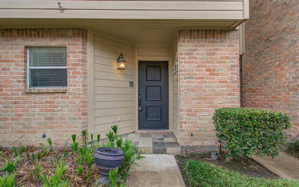 Houston, TX 77024,926 Memorial Village DR #24
