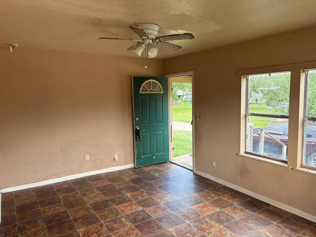Edna, TX 77957,308 N Kleas St