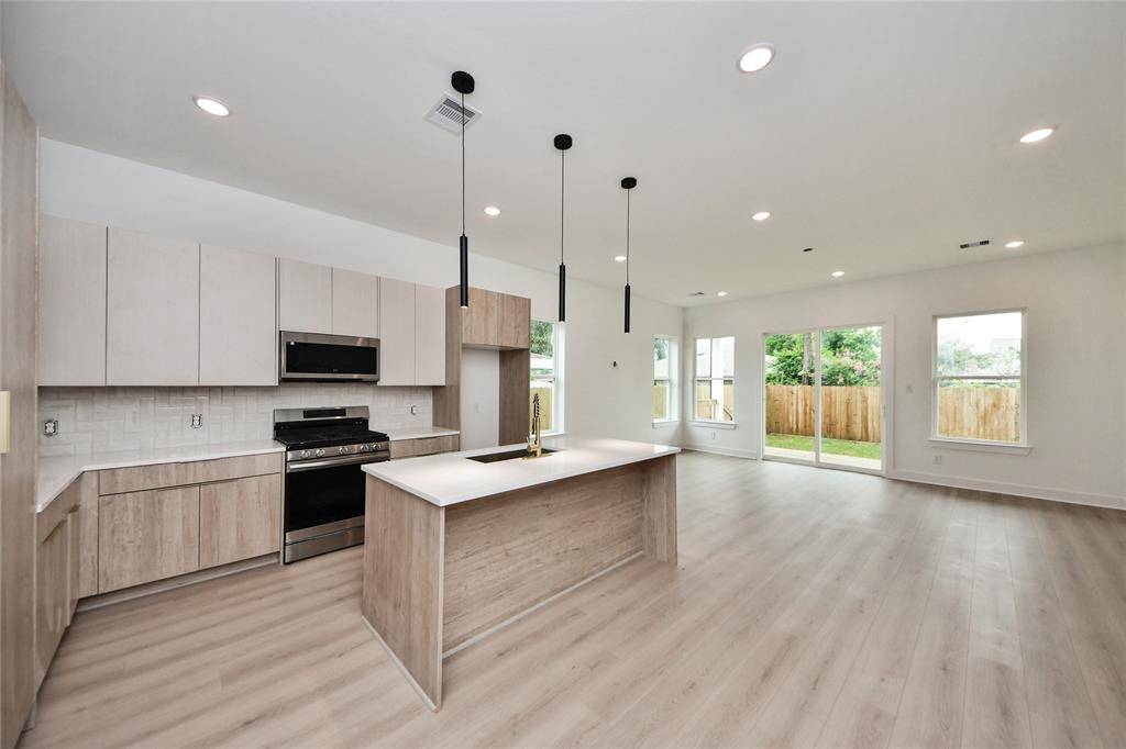 Houston, TX 77022,435 Neyland ST