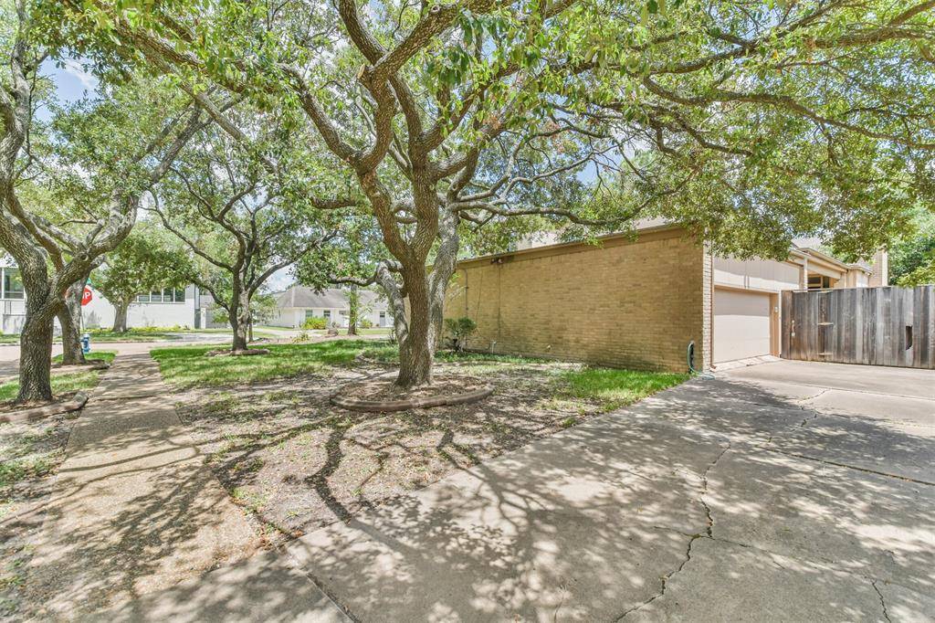 Houston, TX 77096,5223 Braesheather DR
