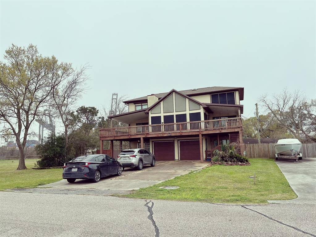 La Porte, TX 77571,215 Bay Colony DR