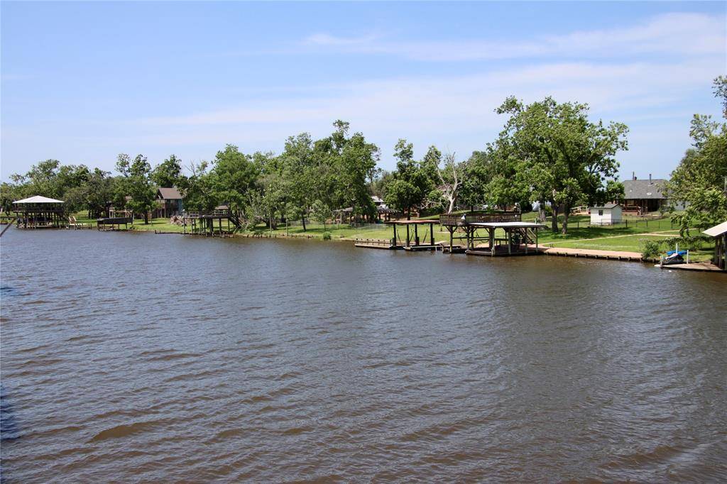 Brazoria, TX 77422,323 E County Road 461B