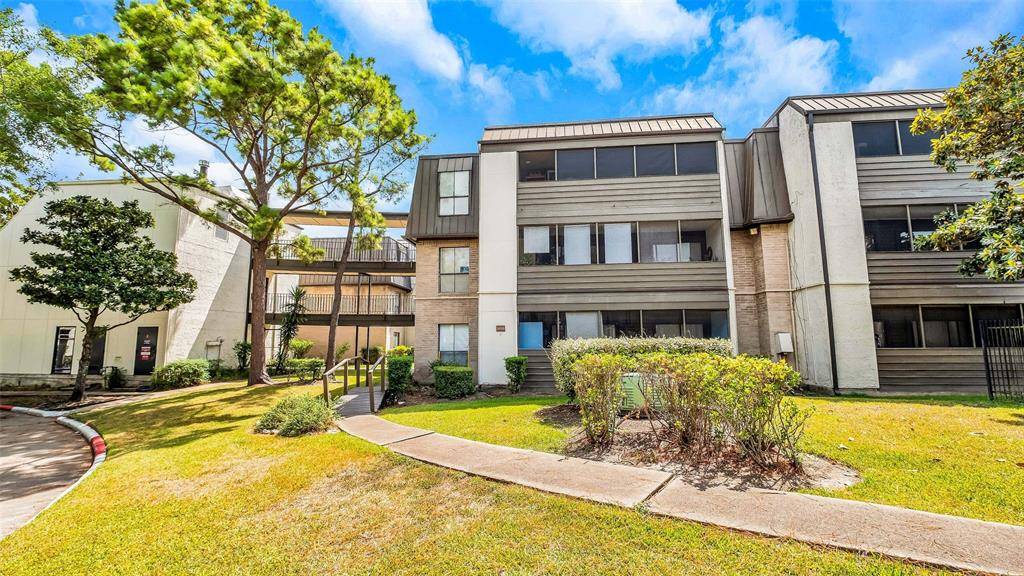 Houston, TX 77042,3035 Walnut Bend LN #35