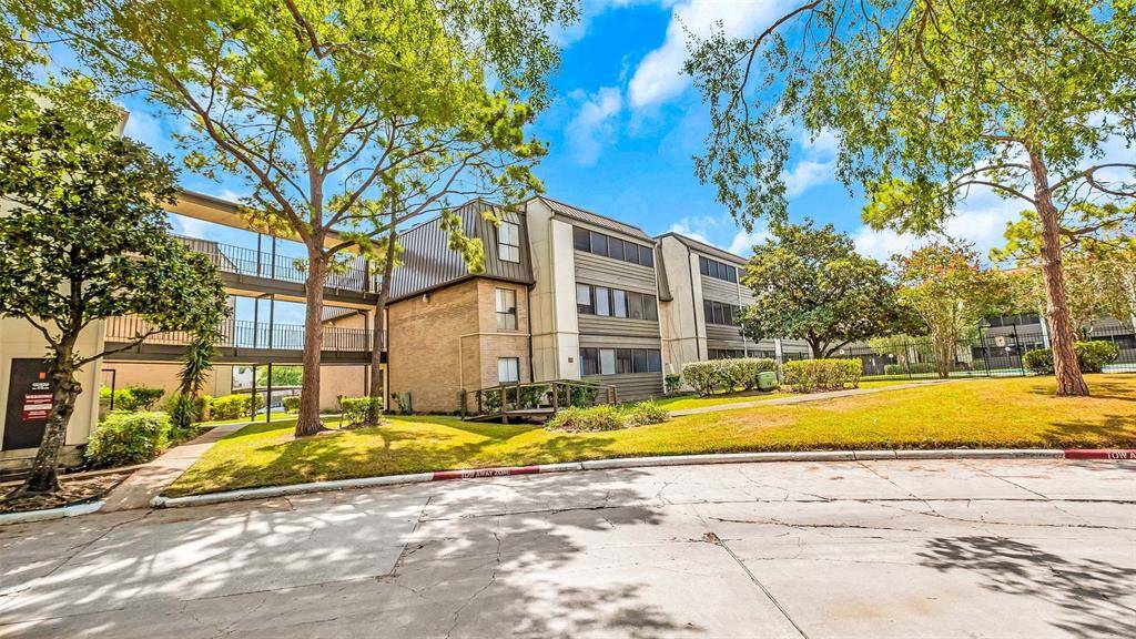 Houston, TX 77042,3035 Walnut Bend LN #35