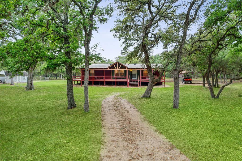 Hallettsville, TX 77964,691 Private Road 1023