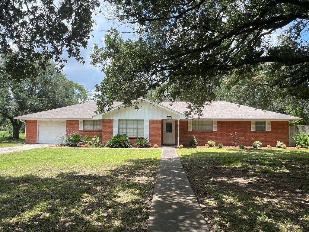 El Campo, TX 77437,1106 Chapel LN