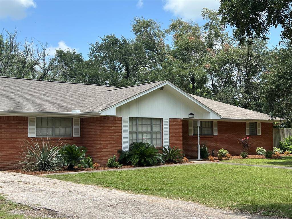 El Campo, TX 77437,1106 Chapel LN