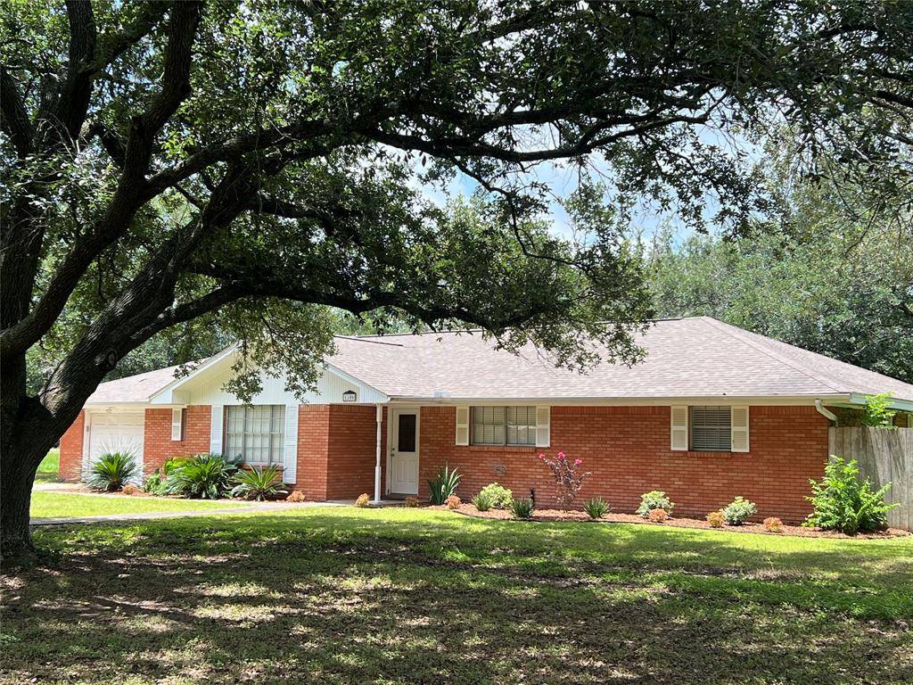 El Campo, TX 77437,1106 Chapel LN