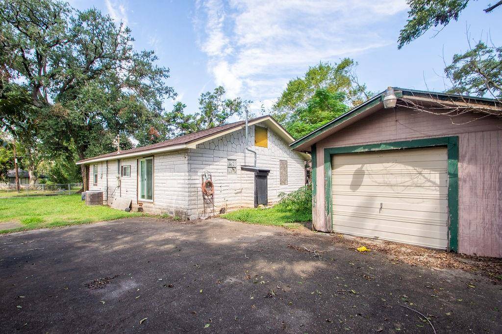 Clute, TX 77531,233 W Marion ST