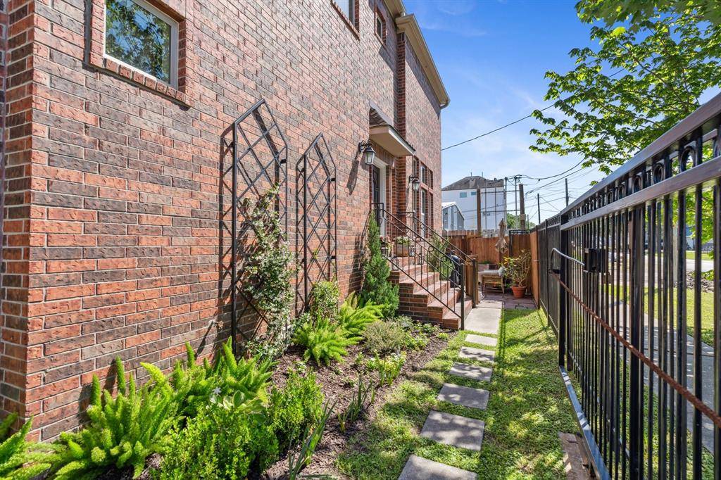 Houston, TX 77008,931 W 17th ST