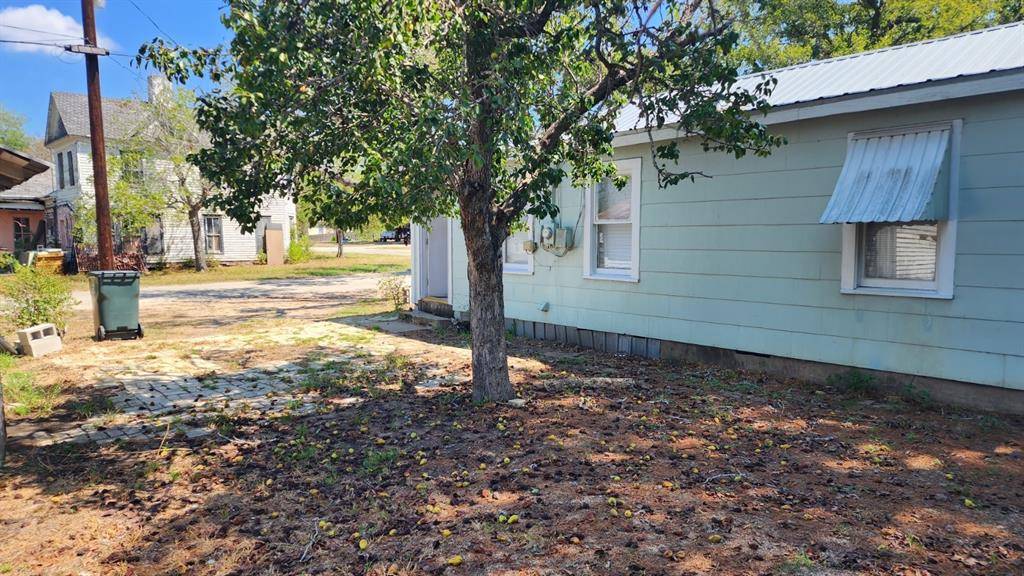 Waelder, TX 78959,413 N Avenue D