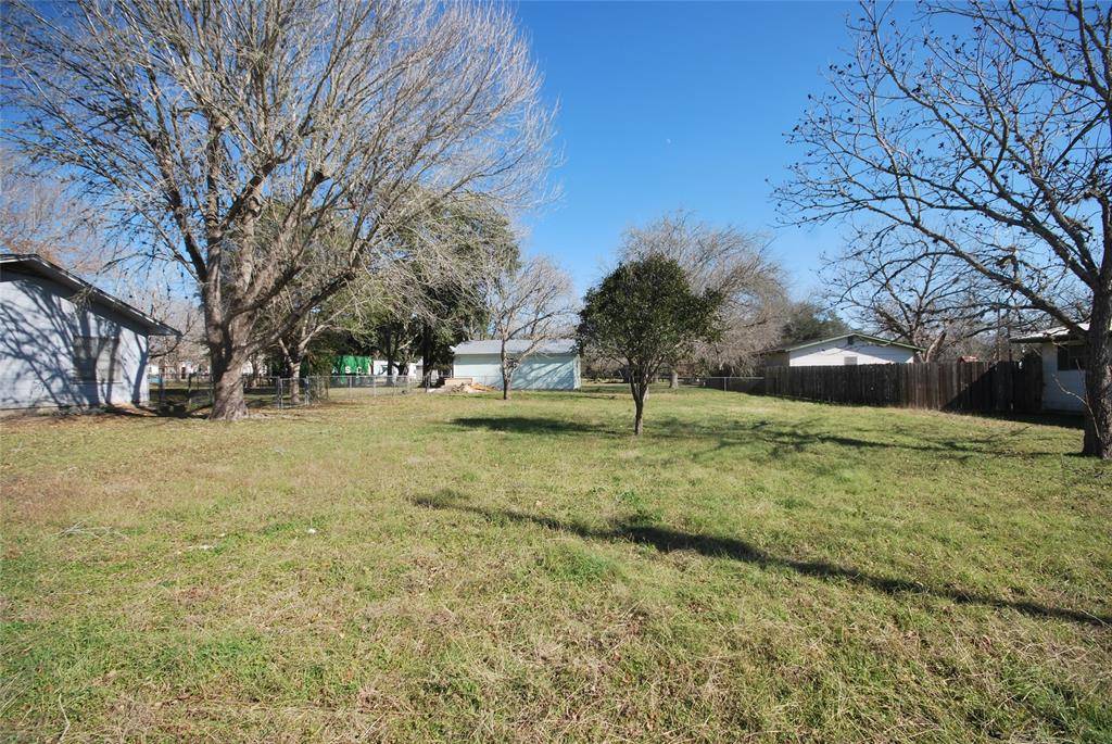 Moulton, TX 77975,721 S Pecan