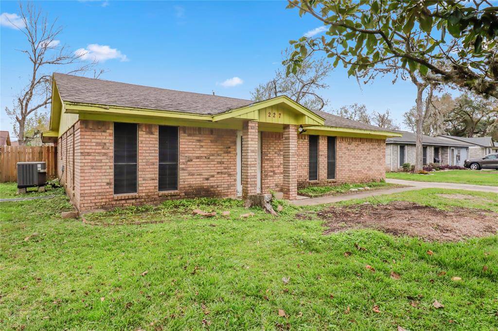 Clute, TX 77531,227 Barbara DR