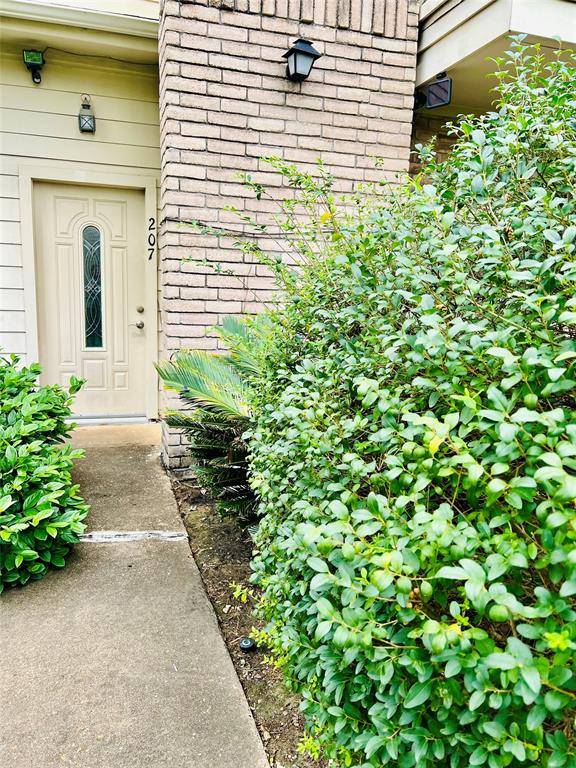 Houston, TX 77079,800 Country Place DR #207