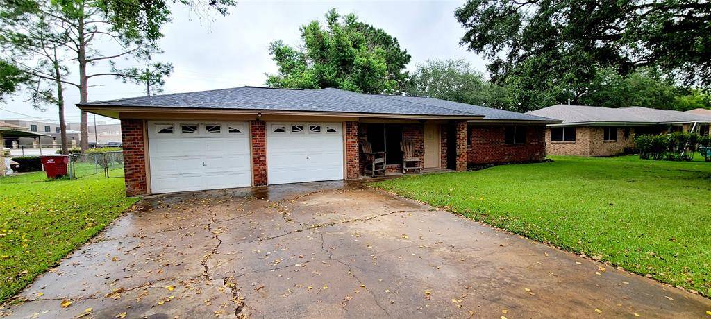 Van Vleck, TX 77482,121 Live Oak ST