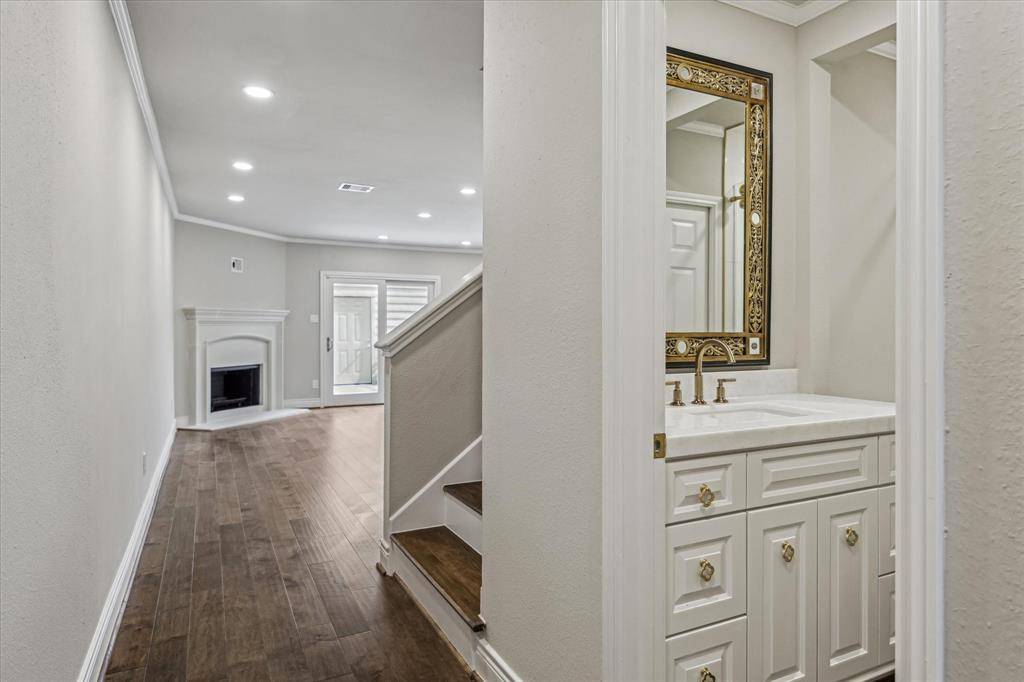 Houston, TX 77024,974 Memorial Village DR #53